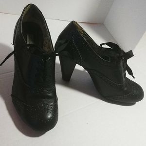 American eagle black lace up shoe